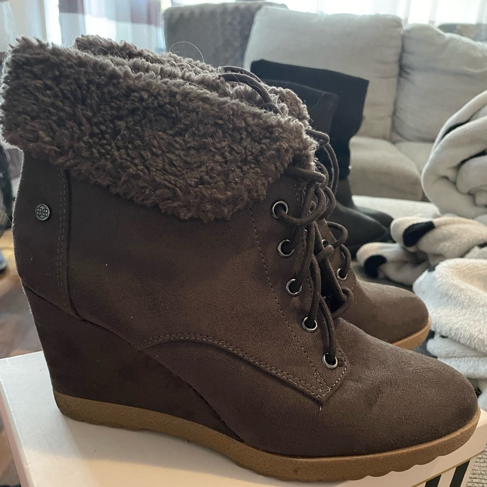 Dana Buchman size 9 women’s wedge bootie Fur can be flipped up for higher bootie